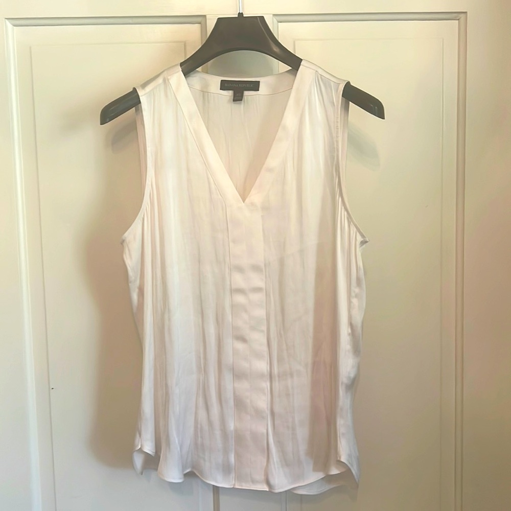 Banana Republic white sleeveless v-neck shirt